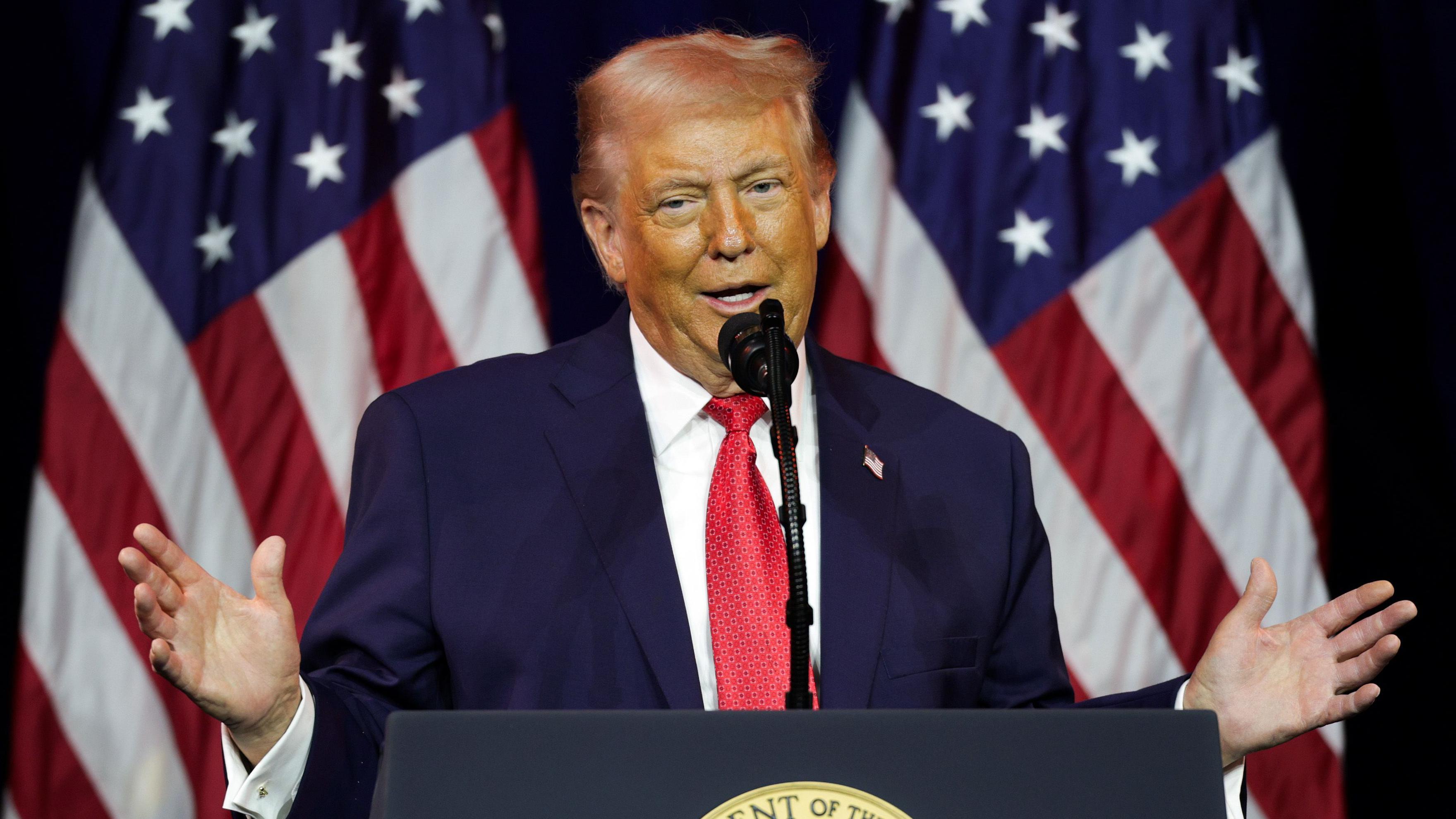 Donald Trump con los brazos abiertos durante una intervención ante legisladores republicanos el martes 6 de enero de 2026