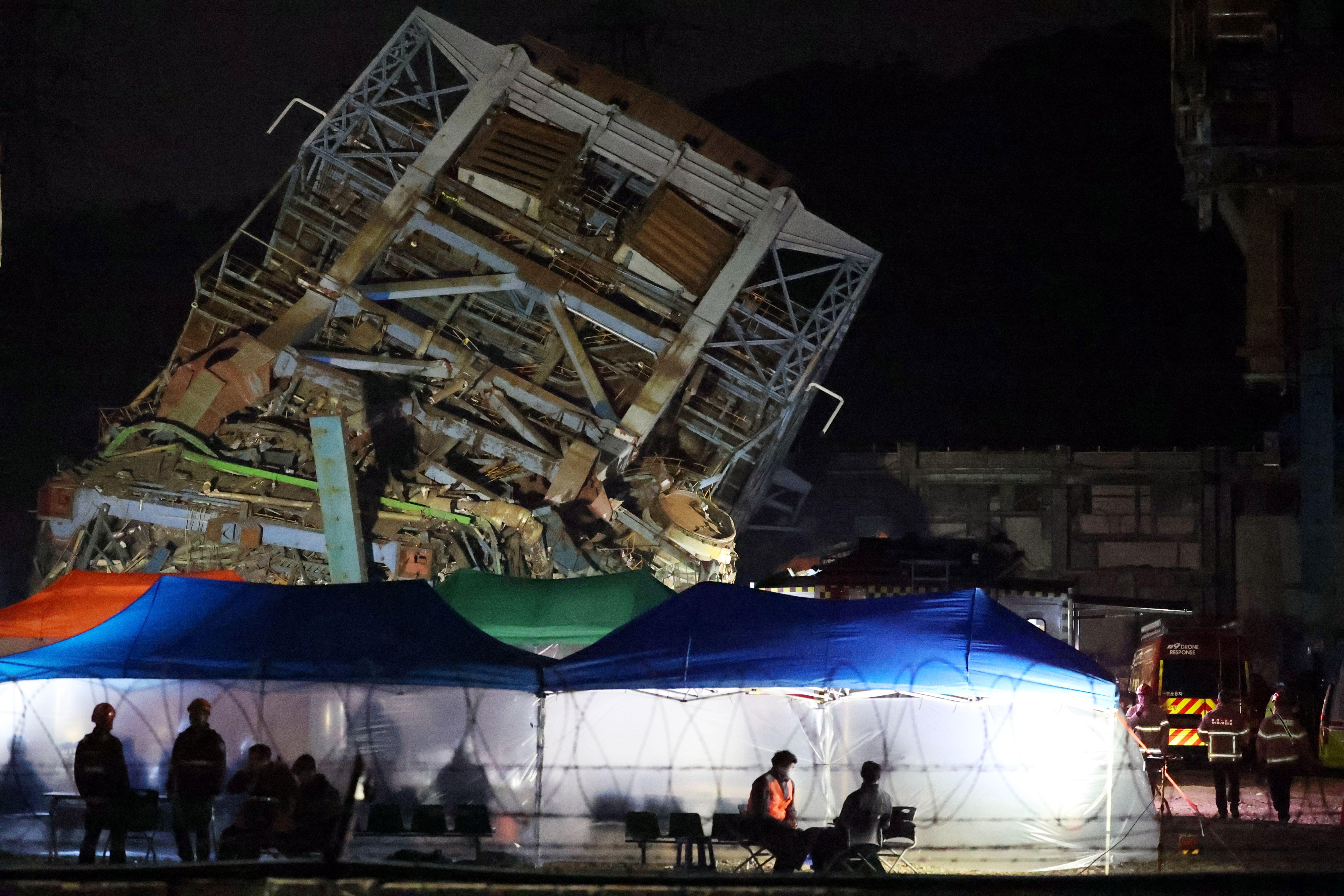 7일 새벽 울산 남구 동서발전 울산화력발전소 보일러 타워 붕괴현장에서 소방대원들이 매몰자 수색 및 구조작업을 벌이고 있다