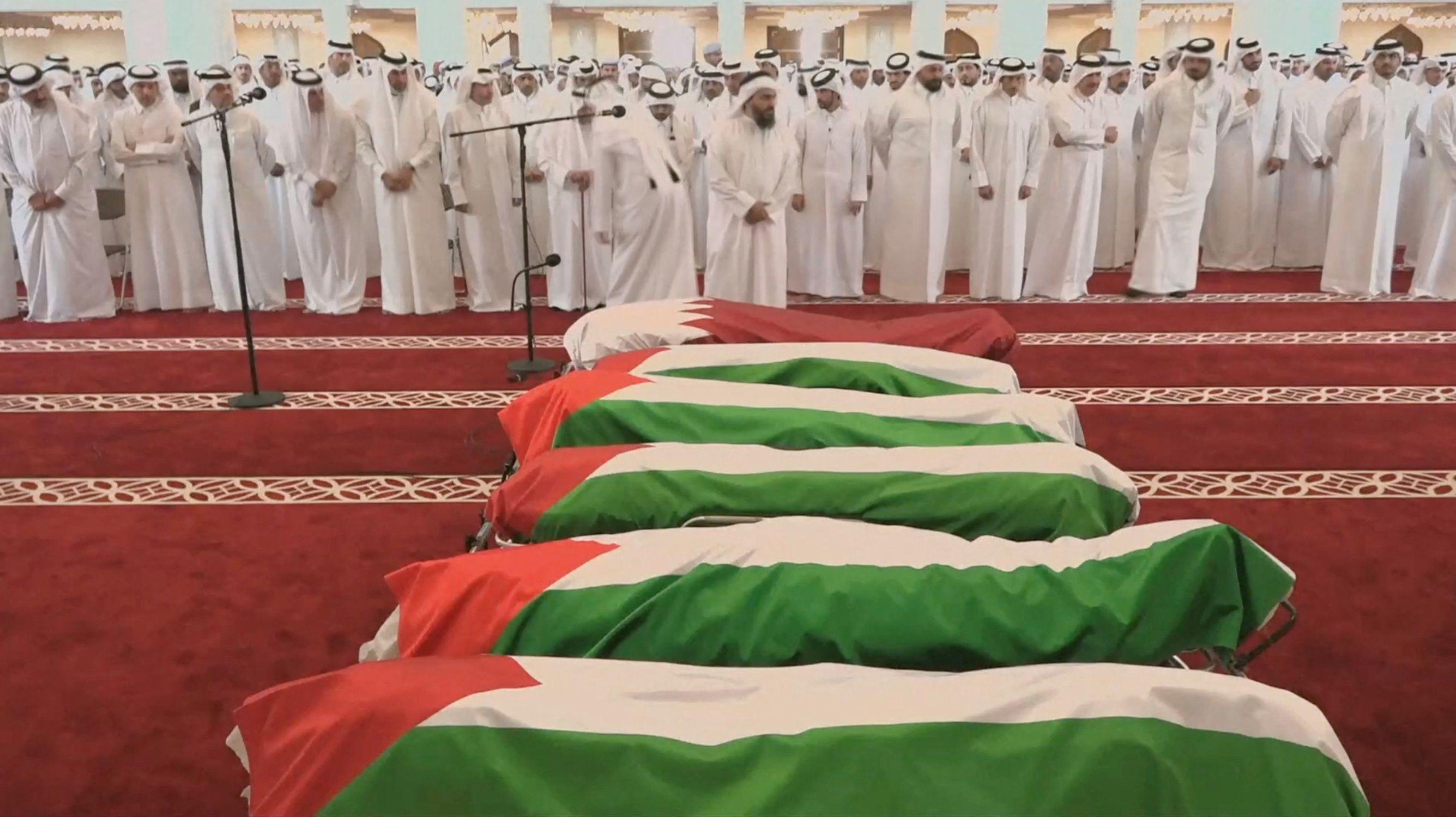 الرئيس الإيراني يحث الدول الإسلامية على قطع العلاقات مع إسرائيل قبيل قمة الدوحة 2 جنازة القتلى في هجوم إسرائيلي في الدوحة، خمس جثث تلتف بالعلم الفلسطيني وواحدة بالعلم القطري، وخلفهم جمع من المصلين يرتدي جميعهم الزي التقليدي في الخليج (الثوب الأبيض)