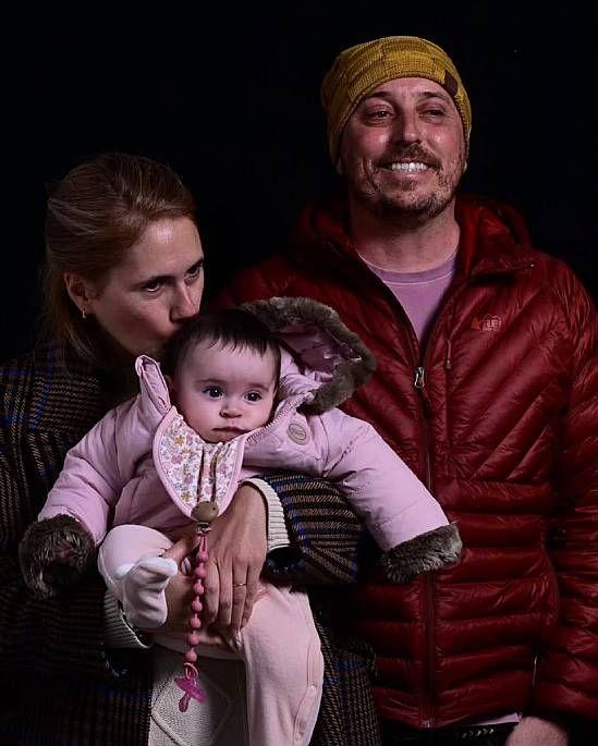 Foto reciente de Gonzalo Moratorio junto a su esposa Natalia y su bebé de seis meses, Abril
