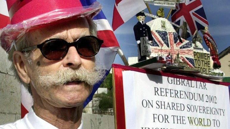 Un gibraltareño británico sostiene un cartel exhortando a votar "No" en el referendo sobre la soberanía compartida entre España y Reino Unido