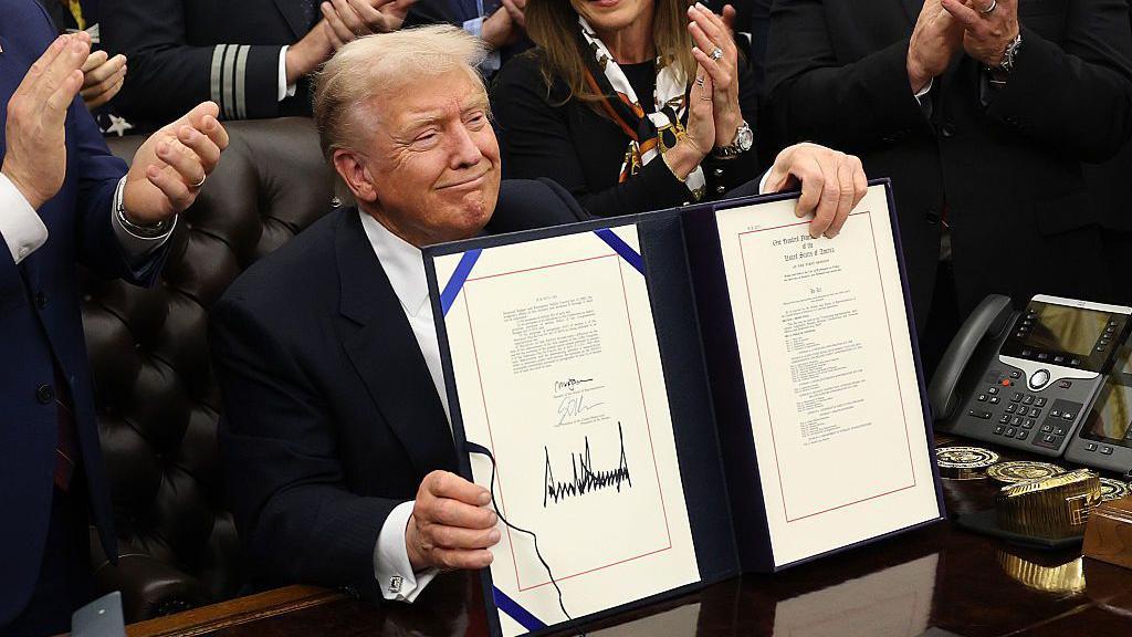 El presidente de Estados Unidos, Donald Trump, firma la legislación de financiación para reabrir el gobierno estadounidense en el Despacho Oval de la Casa Blanca en Washington D. C.