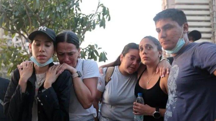 Venezuelan family digs through rubble after hearing 'groan' from relative trapped by quake