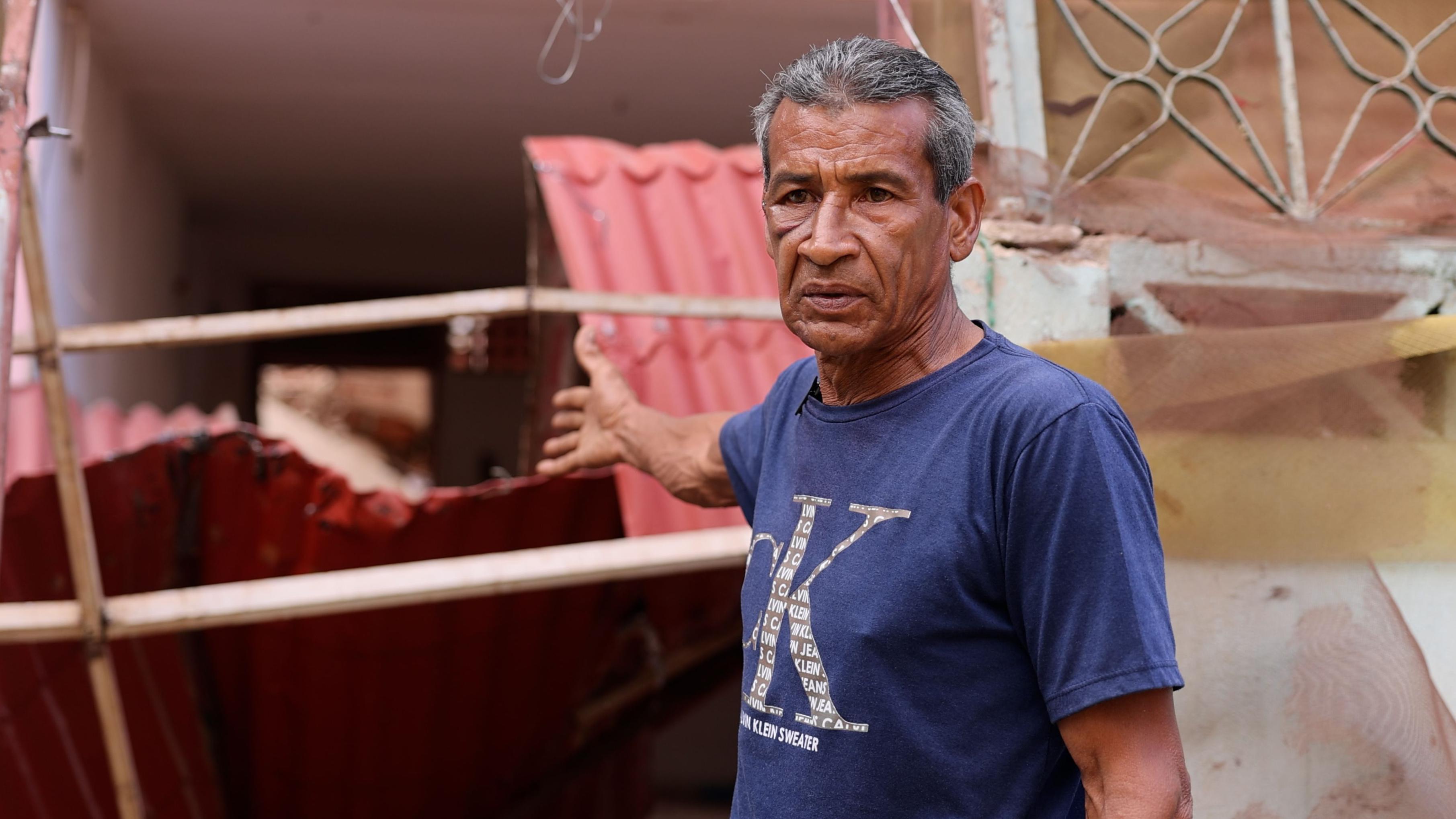 Wilman González frente a su departamento destruido.