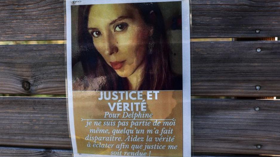 Fotografija Delfine Žubijar, ispod koje piše: "Pravda i istina za Dalfine. Nisam otišla svojevoljno. Neko me je naterao da nestanem"