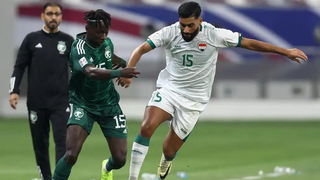مباراة العراق والسعودية بصافرة أردنية، من يبلغ نهائيات مونديال 2026؟ 1 مشهد من مباراة سابقة بين المنتخبين السعودي والعراقي