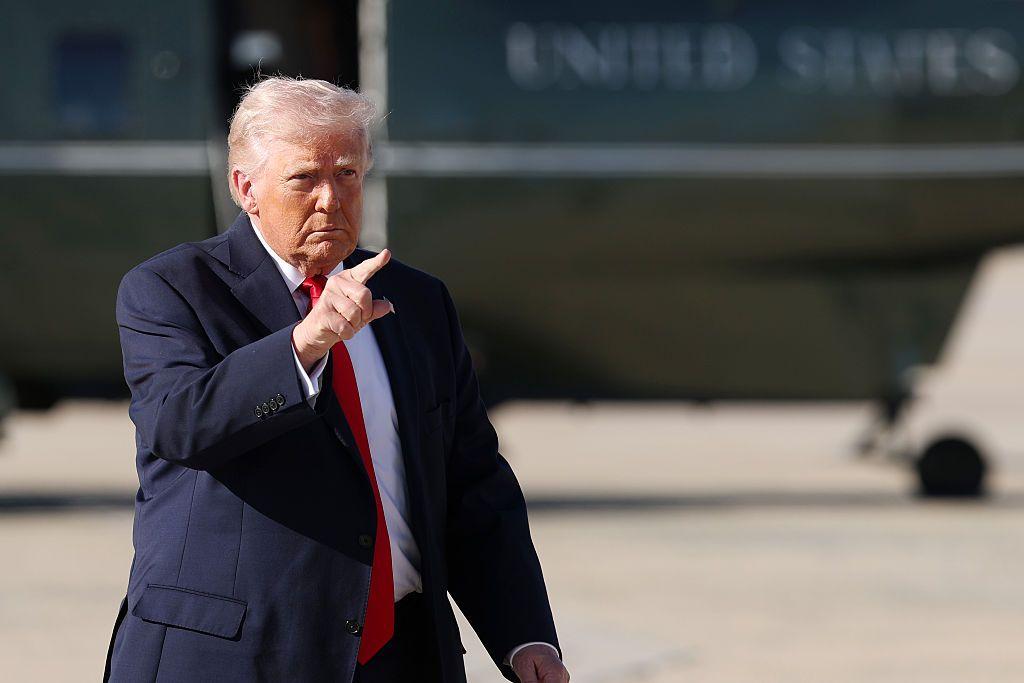 El presidente de Estados Unidos, Donald Trump, camina hacia el Air Force One el 11 de abril de 2026, en la Base Conjunta Andrews, Maryland.