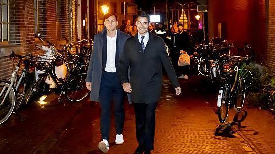 Jetten y su pareja, el jugador argentino de hockey Nicolás Keenan, caminan de noche por una calle llena de bicicletas.