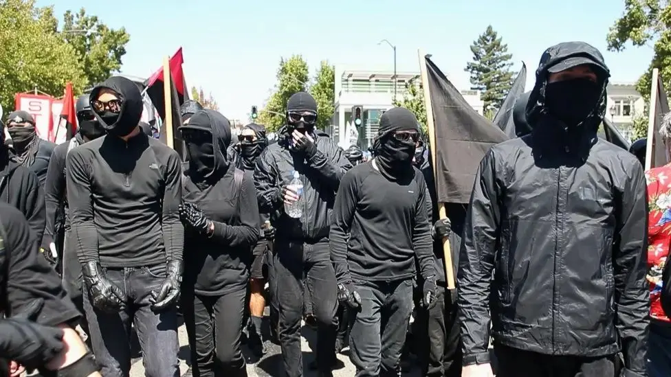نشطاء مناهضون للفاشية يرتدون ملابس سوداء في احتجاجات في بيركلي بكاليفورنيا
