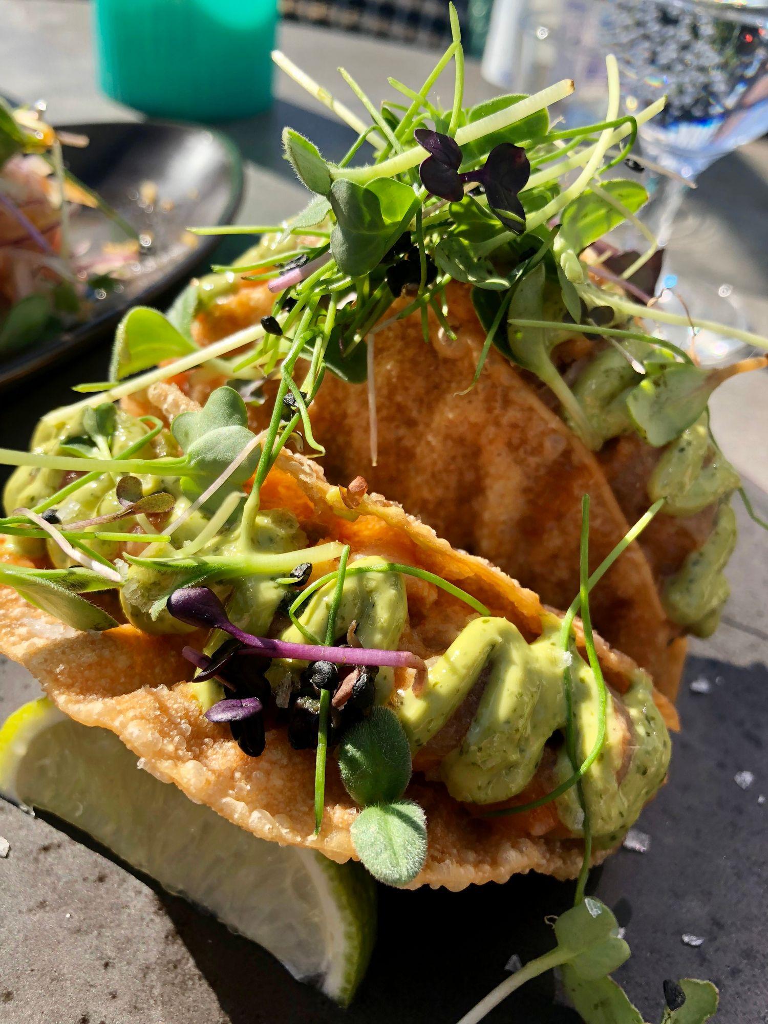 Un taco en el que se usa el salmón como proteína principal