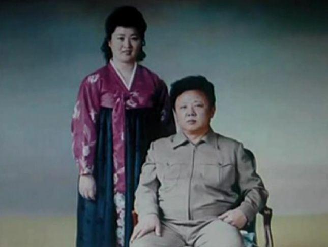 2011년 편집된 북한의 '선군 조선의 어머님' 다큐 속 고용희와 김정일 국방위원장. 해당 다큐는 김정은 위원장 집권 초기에 공개됐다가 바로 비공개 처리됐다 