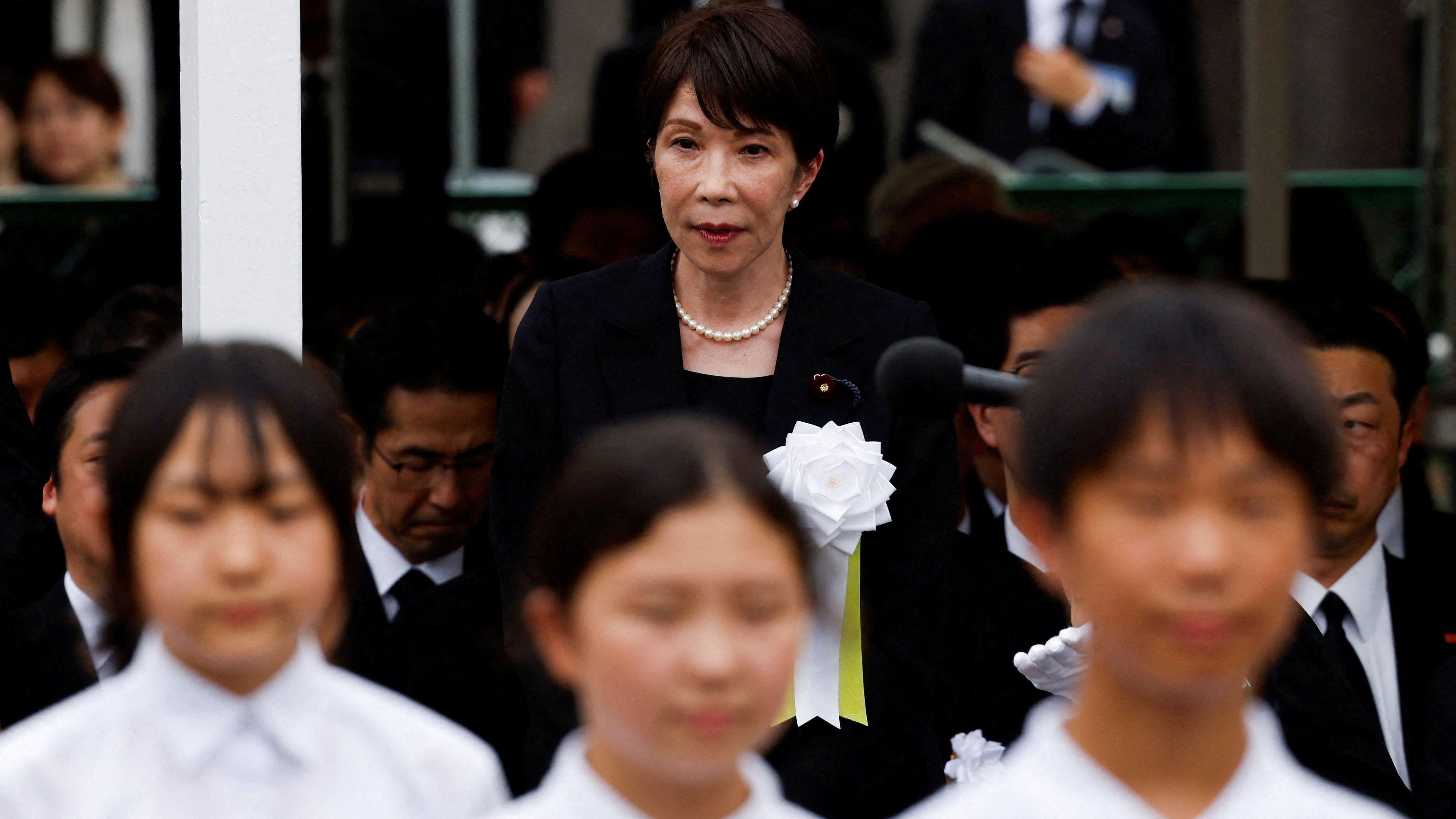 日本首相高市早苗于2026年8月9日在长崎和平公园举行的长崎原爆81周年纪念仪式上，与儿童一同出席并观看仪式。