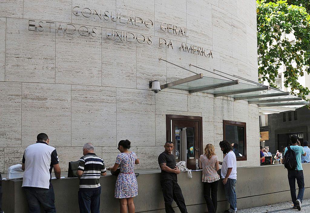 Personas haciendo fila afuera de un consulado de Estados Unidos en Brasil.