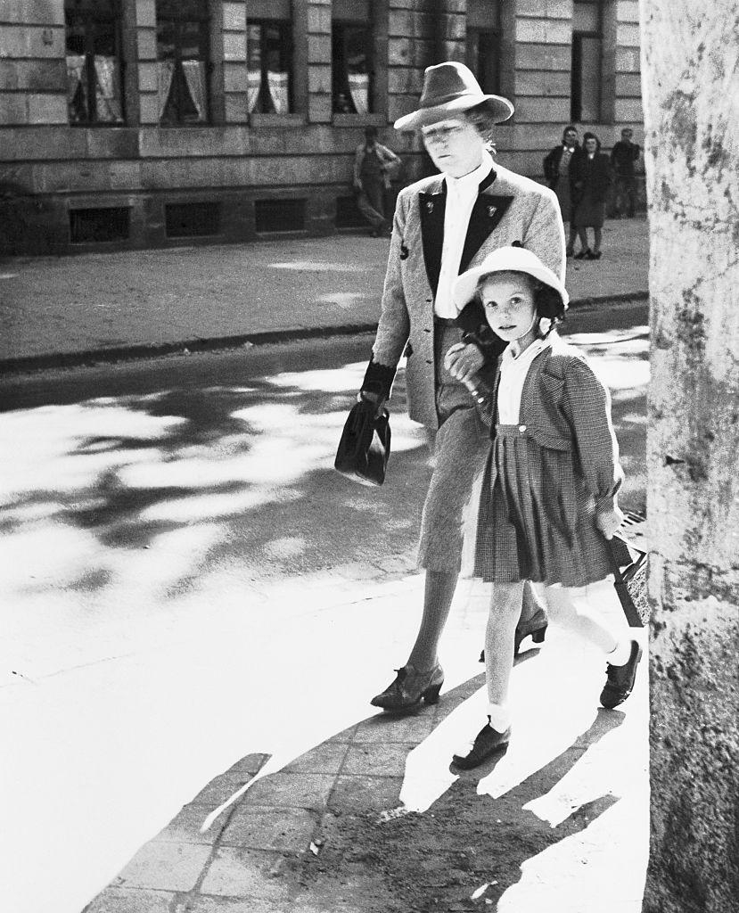 La esposa de Goering, Emmy su hija Edda, caminando por las calles de Núremberg.