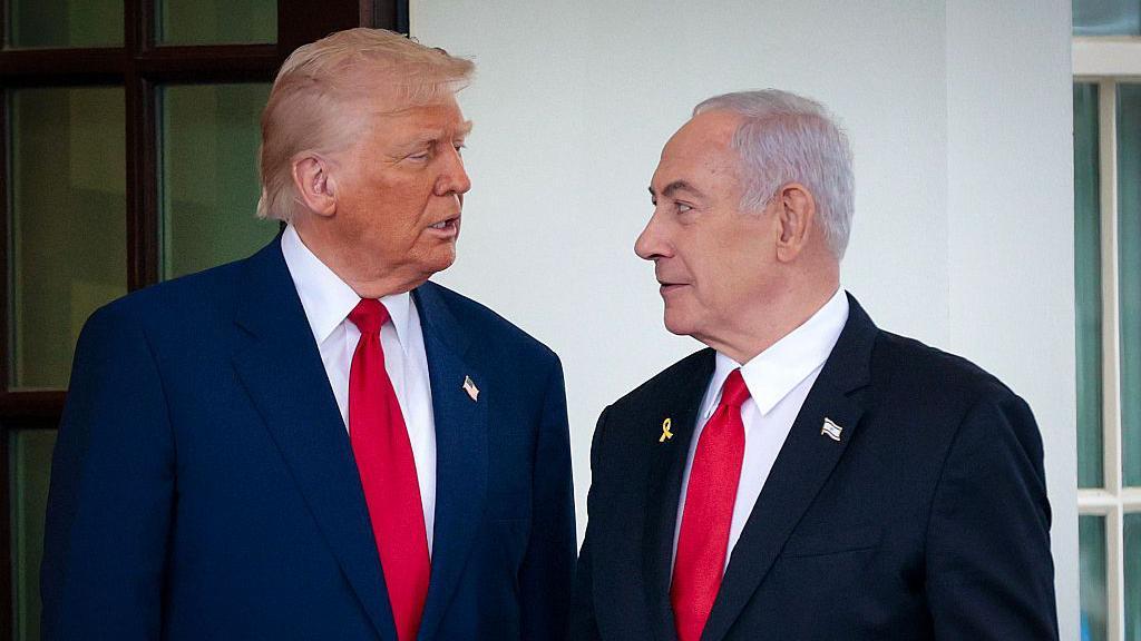 El presidente de EE.UU., Donald Trump, con el primer ministro israelí, Benjamin Netanyahu, a su llegada a la Casa Blanca el 7 de abril de 2025 en Washington, DC.