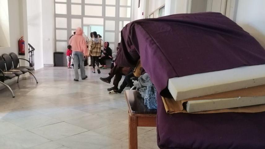 مراتب للنوم وأشخاص من العمال والعاملات الأجانب في صالة انتظار