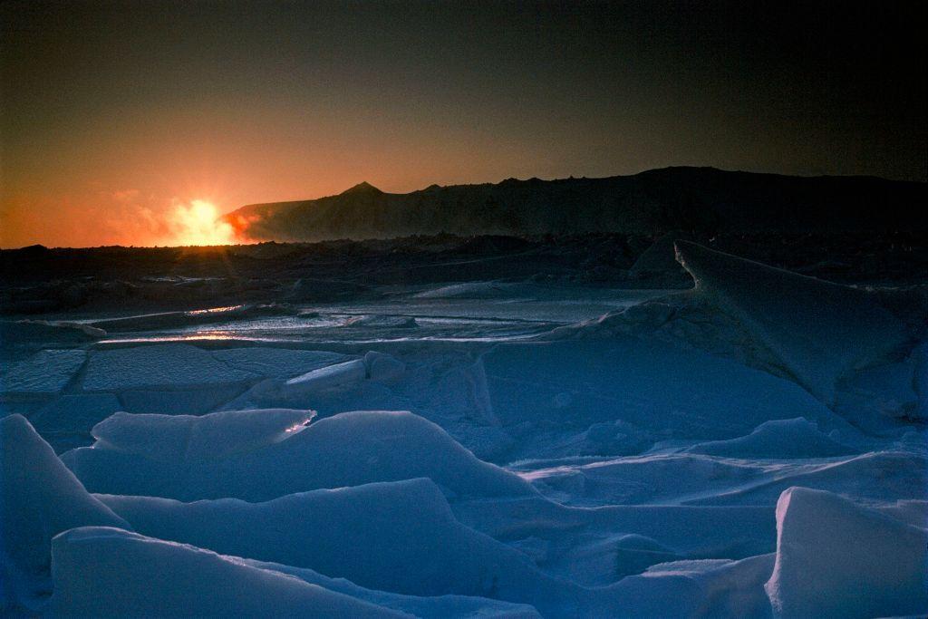 La isla de Gran Diomede, parte de Rusia, se ve desde 3 km de distancia en la isla estadounidense de Pequeña Diomede. 