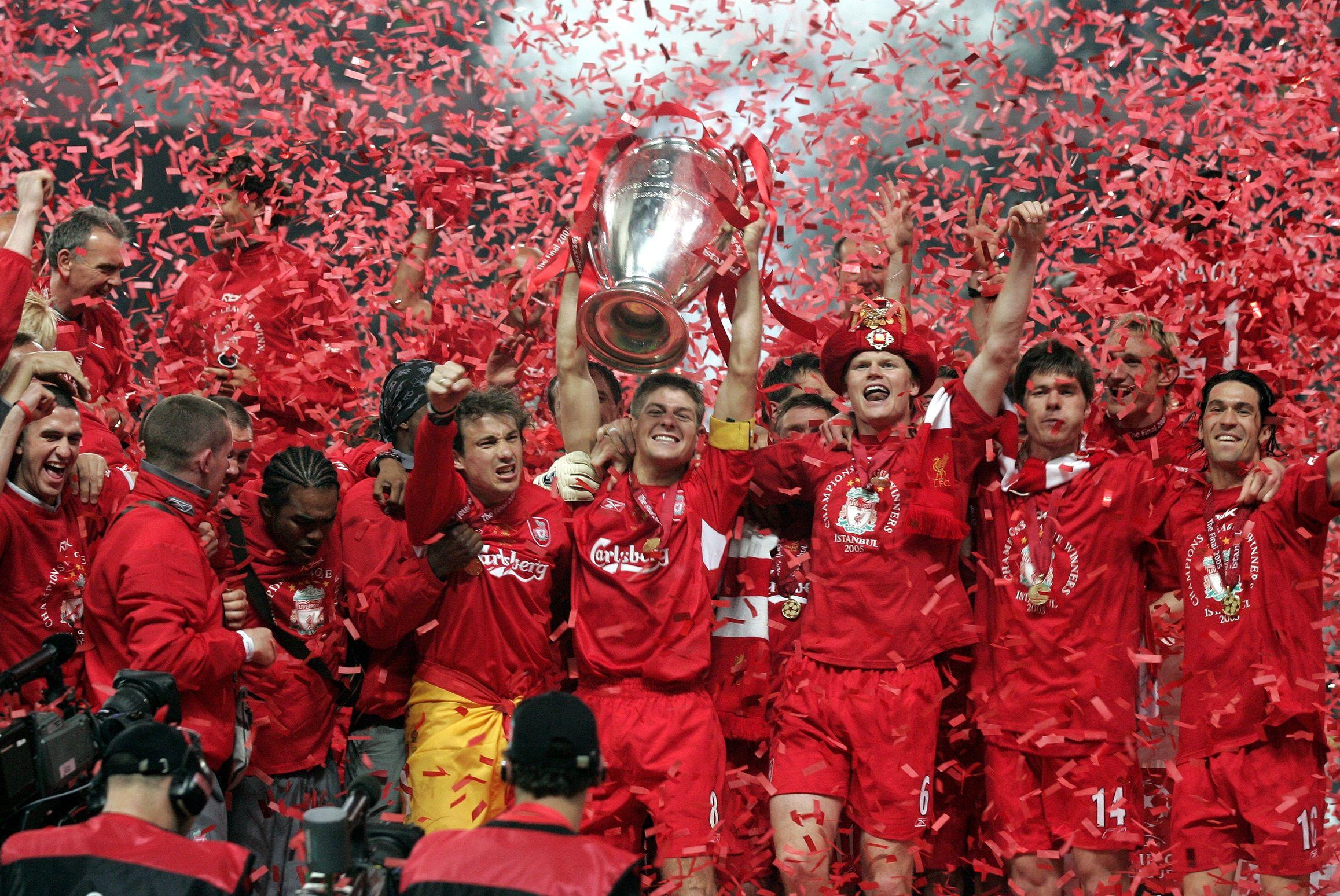لاعبو ليفربول يرفعون لقب دوري أبطال أوروبا عام 2005 في التغلب على ميلان الإيطالي