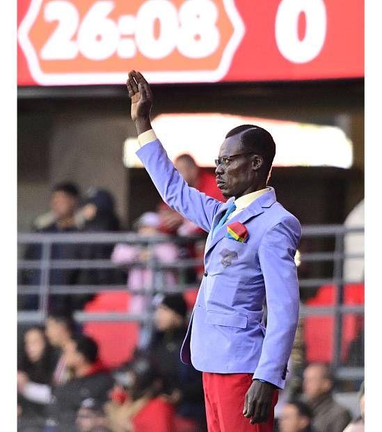 Lumumba Vea parado en pose de estatua durante un partido de la Copa de Naciones Africana en 2025