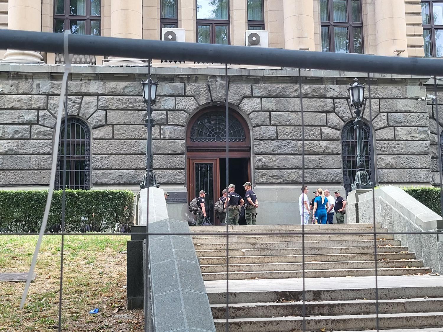 'Vidimo se na Vidovdan': Kolone ljudi idu ka beogradskoim trgu Slavija, ispred Skupštine pripreme za 'književno veče' 4 Polija raspoređena na jedan od sporednih ulaza u Skupštinu Srbije