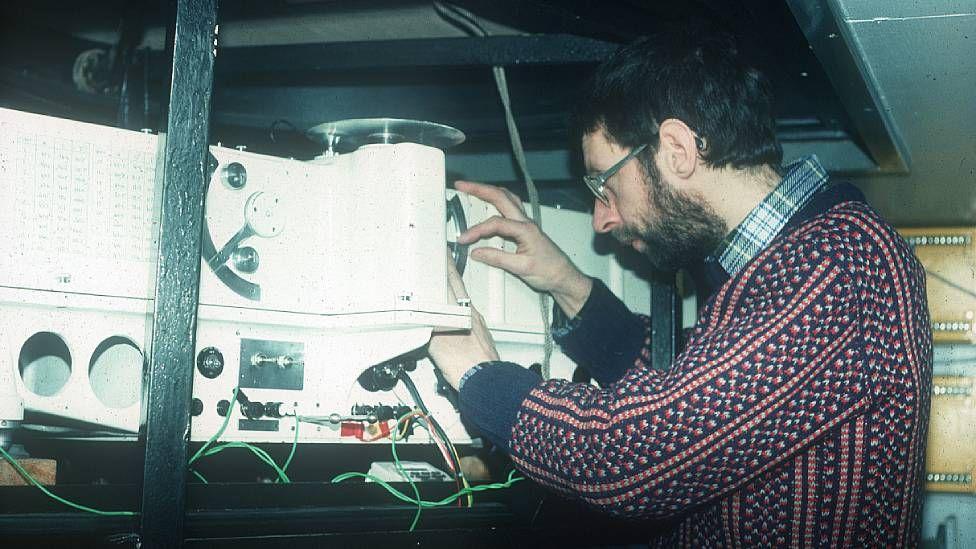 Foto de archivo de Shanklin calibrando un instrumento Dobson.