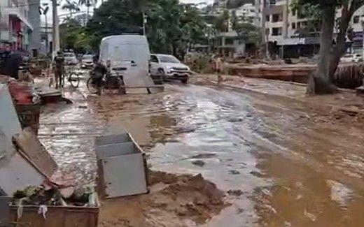 Rua cheia de lama e destrui&ccedil;&atilde;o em Ub&aacute;