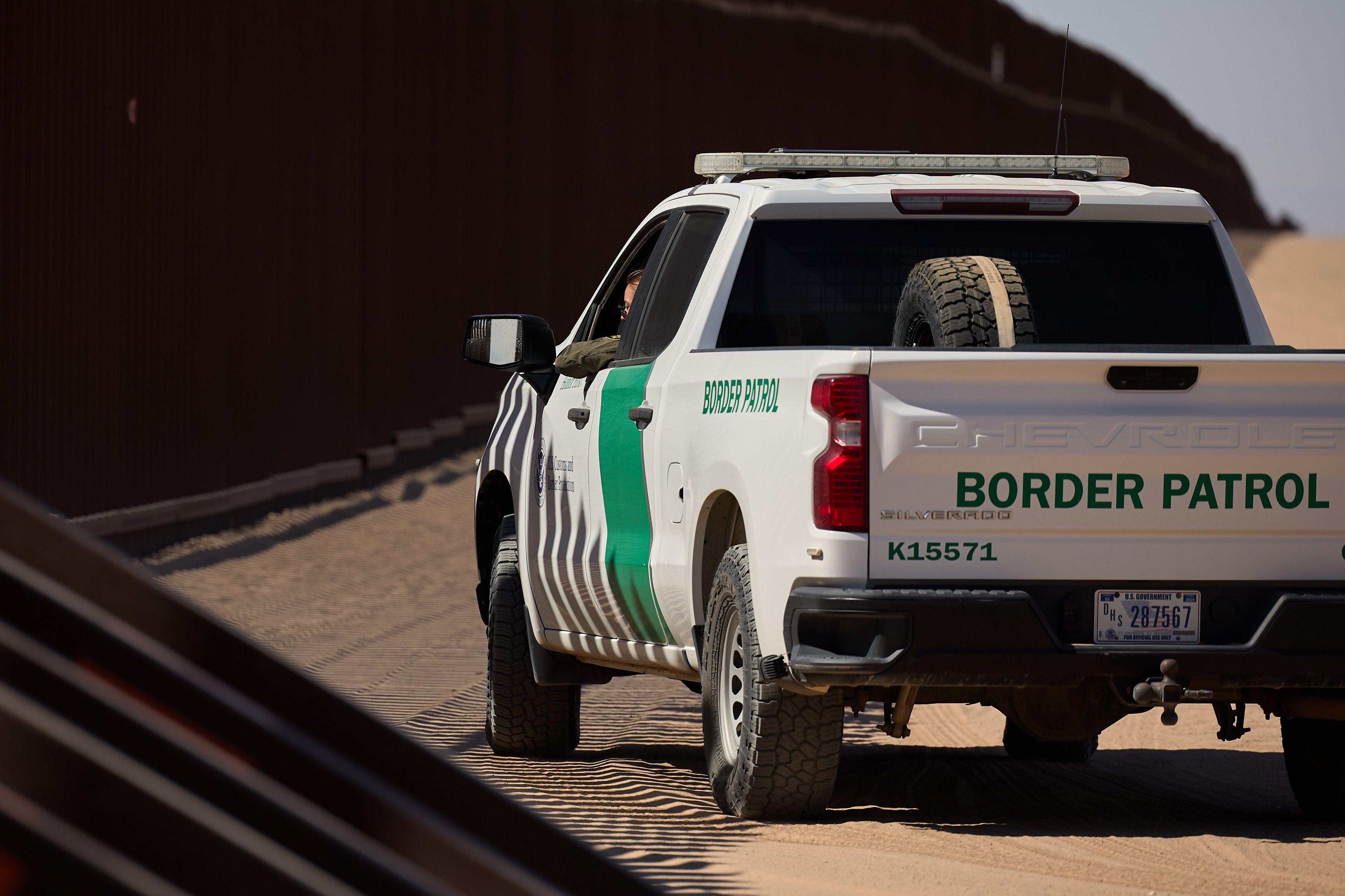 Un agente de la Patrulla Fronteriza junto al muro que separa Estados Unidos de México el 27 de febrero de 2025. Foto de ALLISON DINNER/EPA-EFE/REX/Shutterstock.