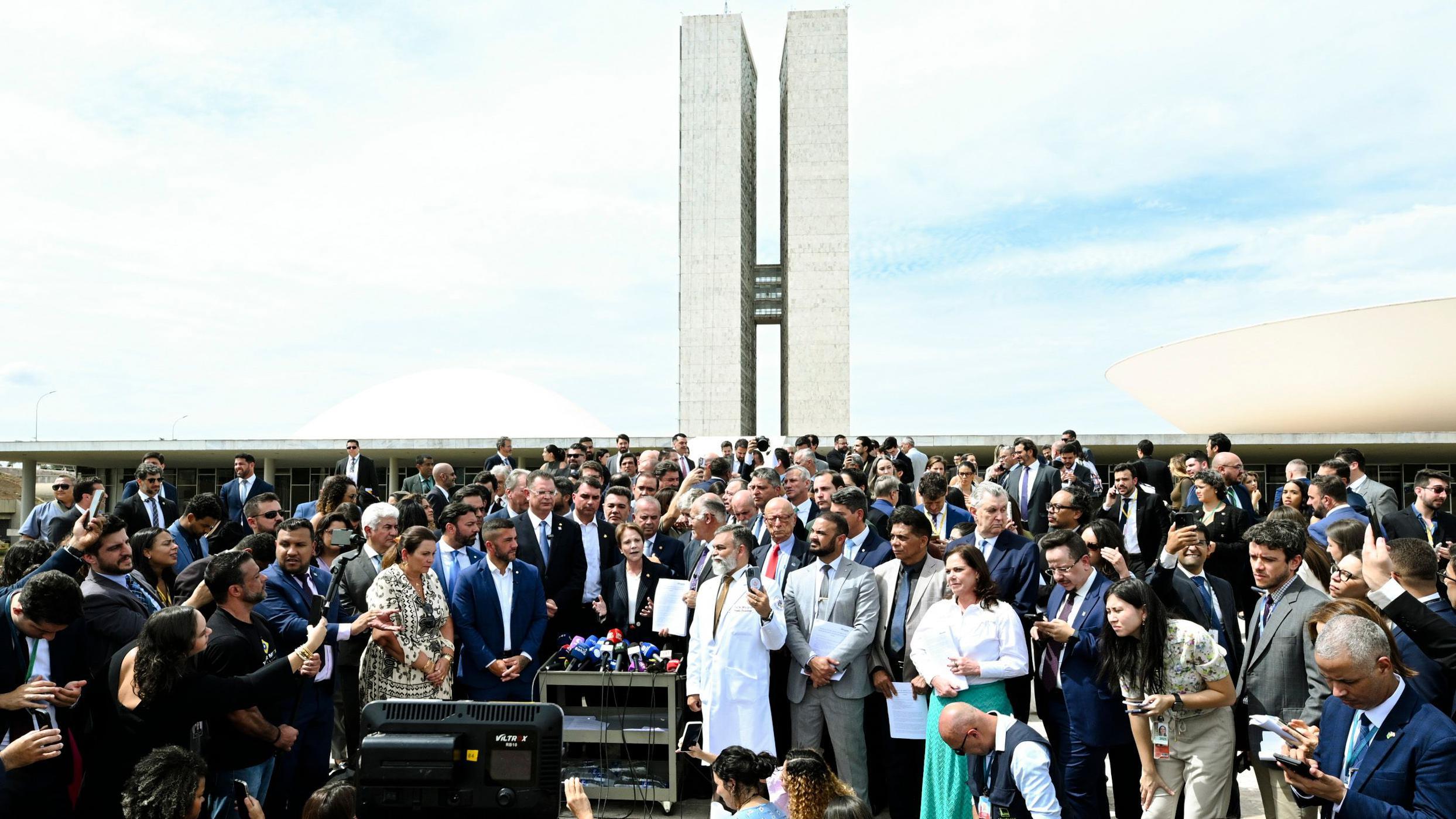 Parlamentares da oposição durante entrevista coletiva em frente ao Congresso Nacional