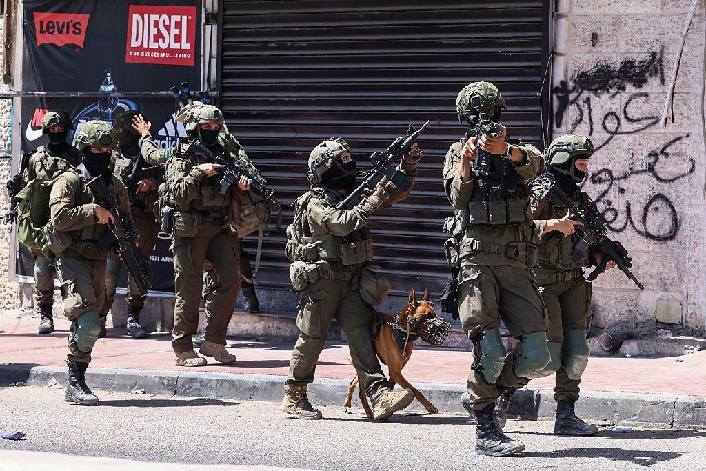 إسرائيل تنفذ عملية عسكرية واسعة النطاق في مخيم قلنديا للاجئين الفلسطينيين 