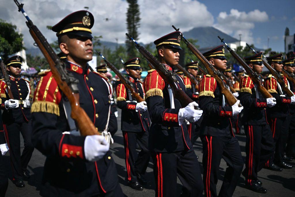 Soldados salvadoreños vestidos de gala