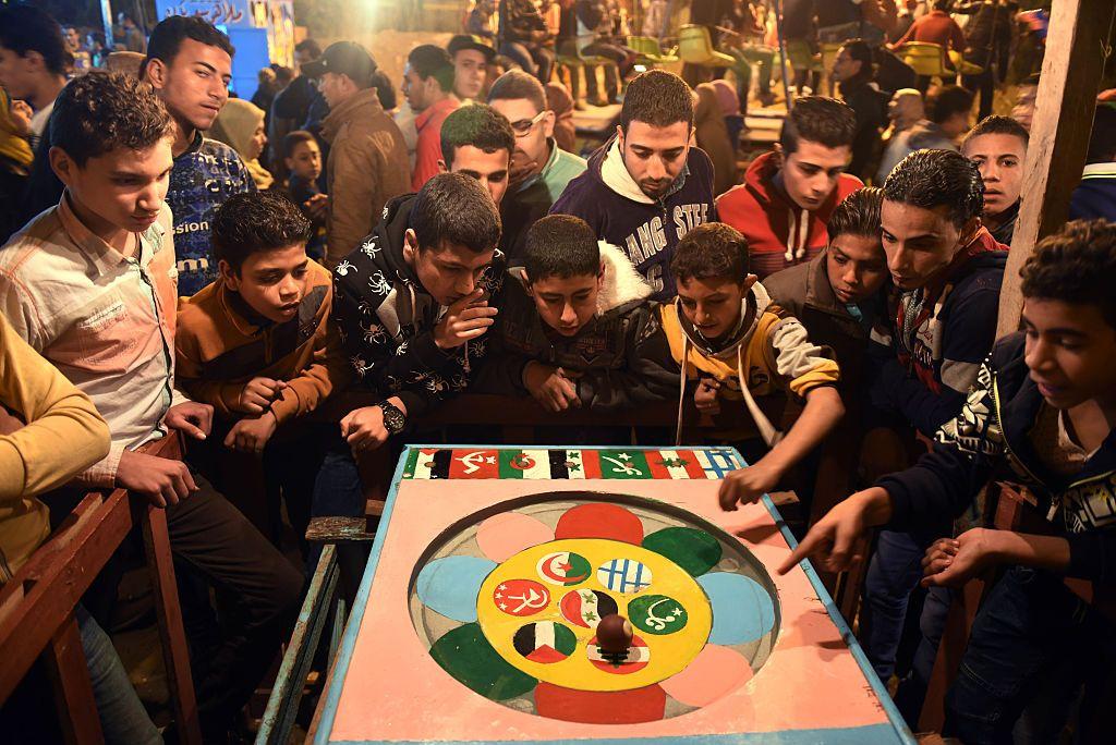 لعبة عليها أعلام دول عربية مختلفة في إطار الاحتفال بالمولد النبوي في محافظة المنوفية شمال القاهرة، في 23 ديسمبر/كانون الأول 2015.