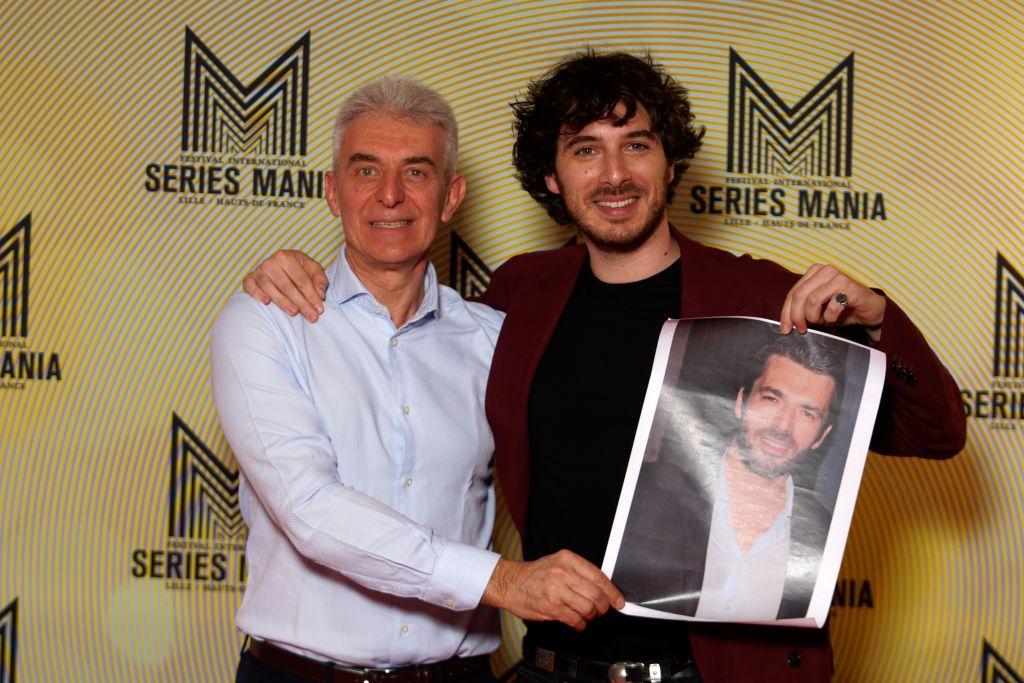 Pier con Pierpaolo Spollon, sosteniendo una foto del actor que lo encarna: Luca Argentero.