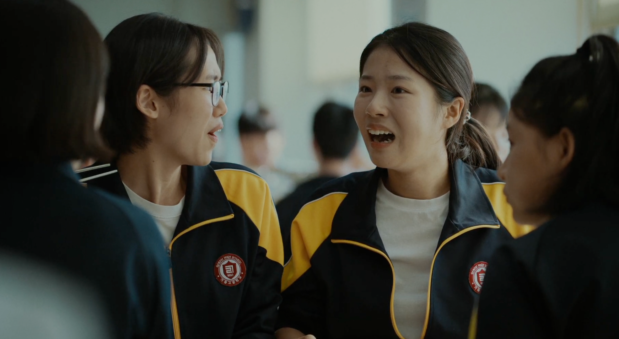 영화 '세계의 주인' 장면: 주인이와 학교 친구들이 이야기를 나누고 있다.  