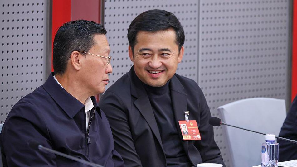 El CEO de la empresa, Ding Shizhong (derecha), el 5 de marzo de 2026, en Pekín, China. 