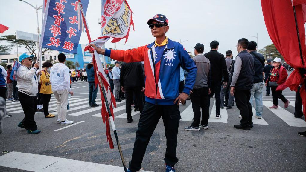 一名國民黨支持者在街頭參與遊行。