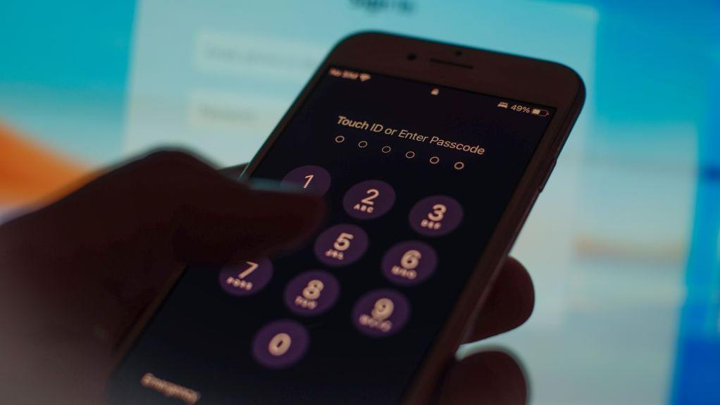 一個手機螢幕顯示正在輸入密碼