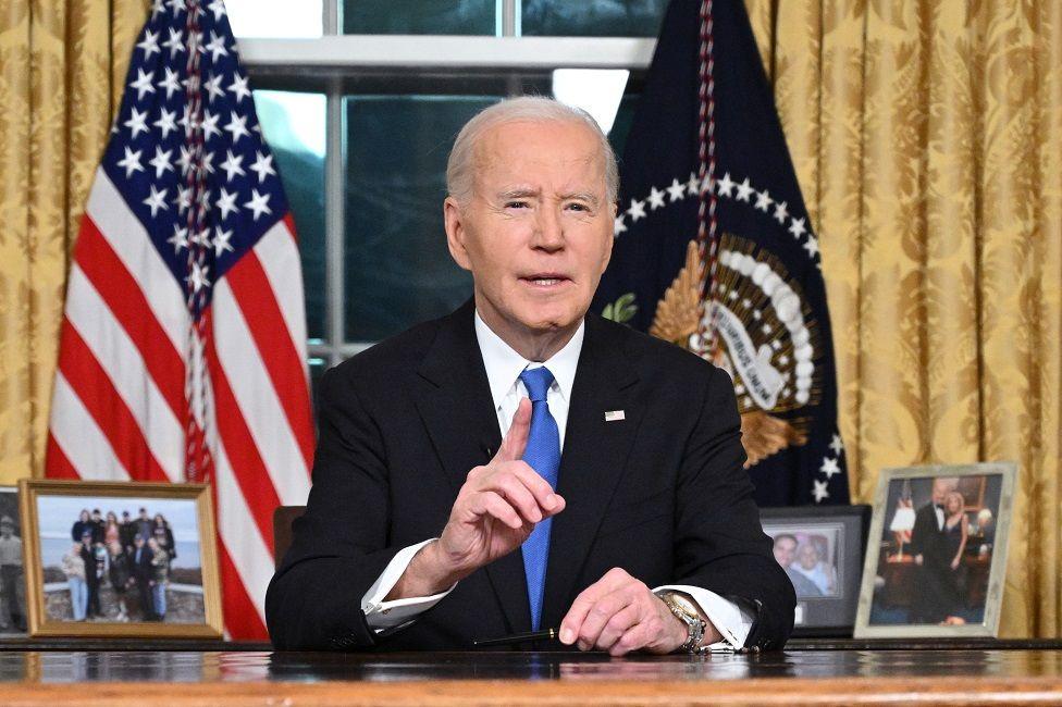 Joe Biden, ofreciendo un discurso desde la Oficina Oval