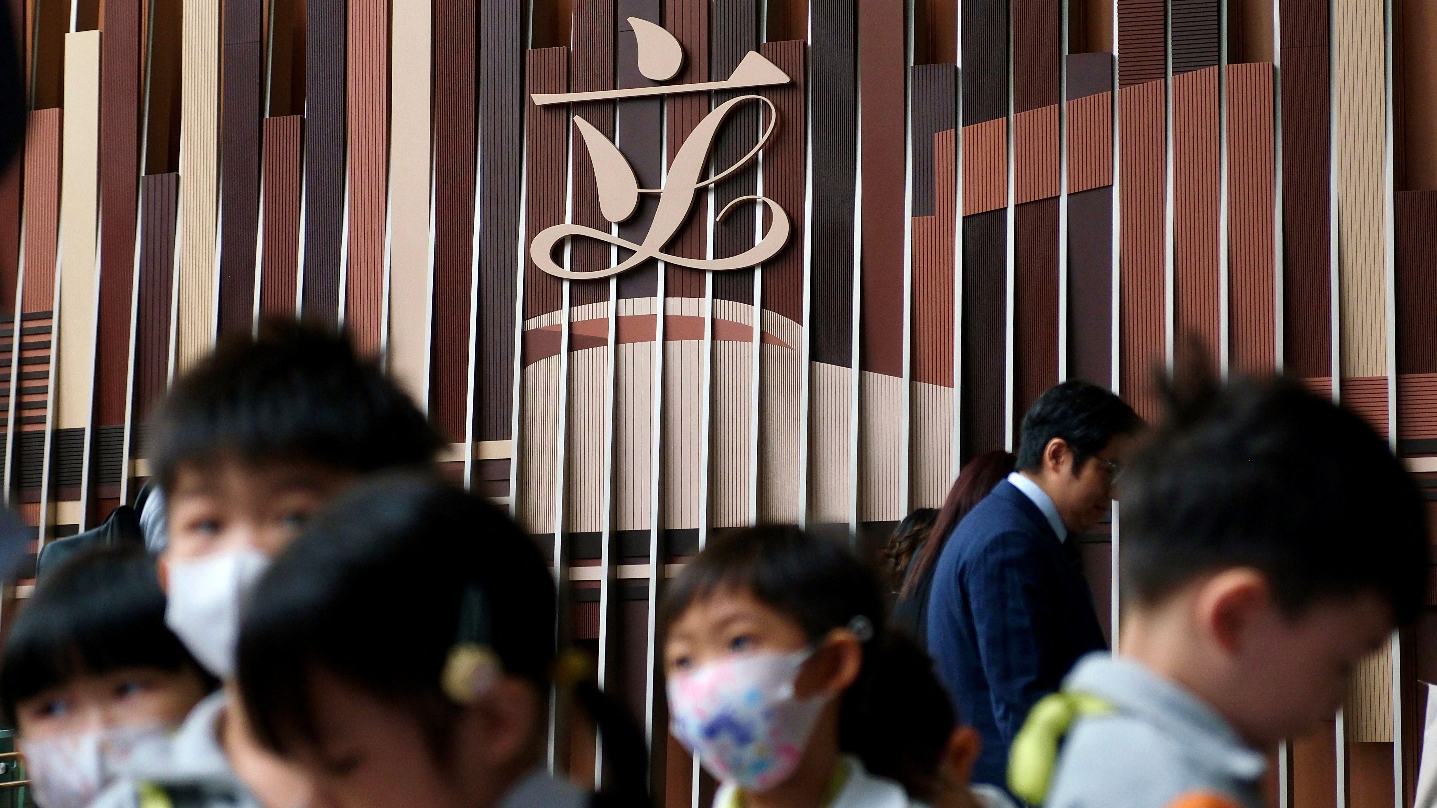 一群學童在香港立法會大樓內參觀，背景為大型立法會標誌（23/10/2025）