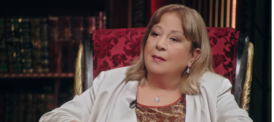 ألفنانة سمية أثناء حوار لها مع برنامج "السيرة"، الذي تقدمه الإعلامية المصرية وفاء الكيلاني، وتجلس تنظر إلى الكاميرا وترتدي سترة بيضاء وقلادة من الماس، وشعرها لونه أصفر وقصير يصل إلى كتفيها.