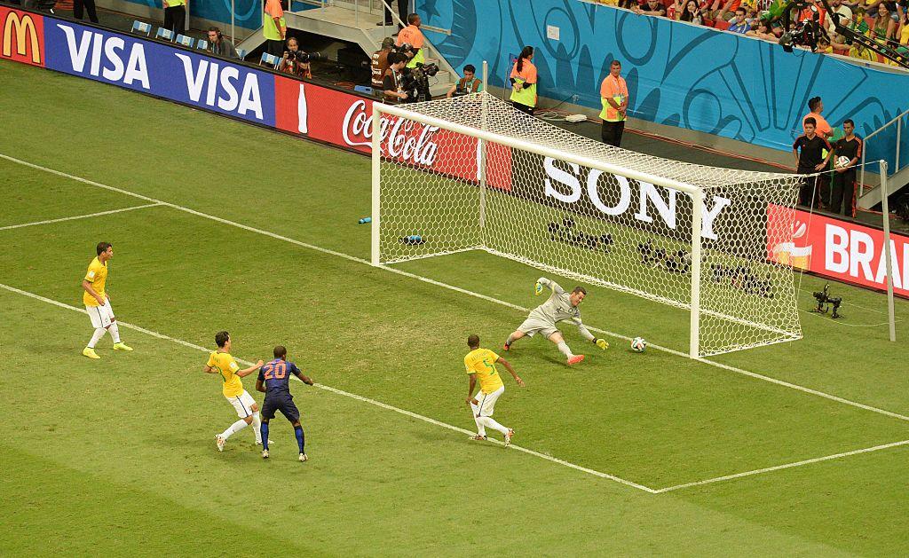 Julio Cesar levando um gol da sele&ccedil;&atilde;o da Holanda durante partida da Copa do Mundo