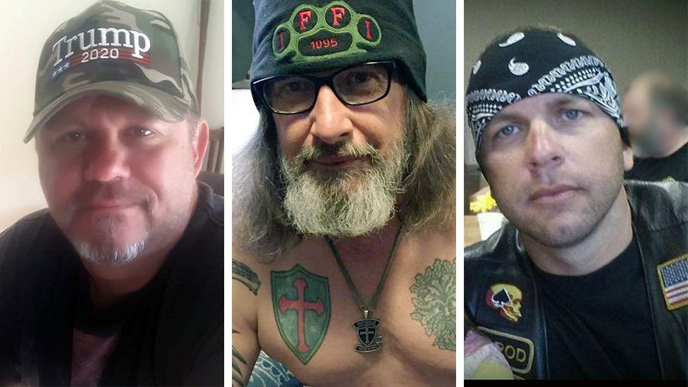 Da esquerda para a direita: Bill Siebe, homem com barba grisalha no queixo e boné camuflado da campanha Trump 2020; Richard Lofton, sem camisa, de óculos e barba longa e grisalha, com tatuagem de cruzado e boné “1095”; e Larry Jarrett, mais jovem, usando bandana preta e branca e jaqueta de couro com distintivos, incluindo a bandeira dos EUA.