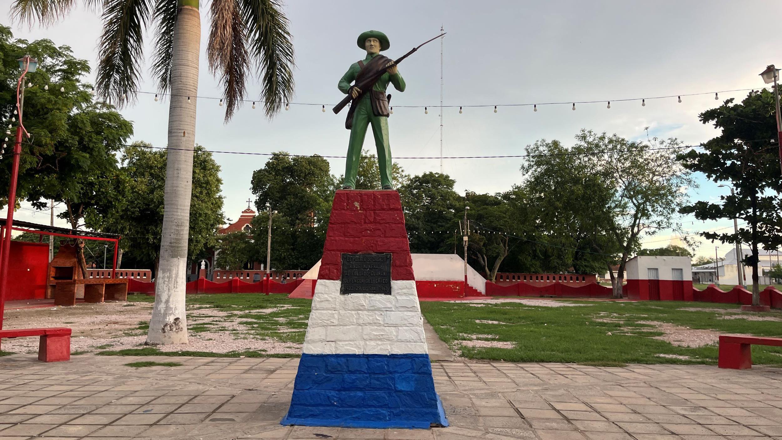 Monumento a los soldados paraguayos en la plaza de Puerto Casado
