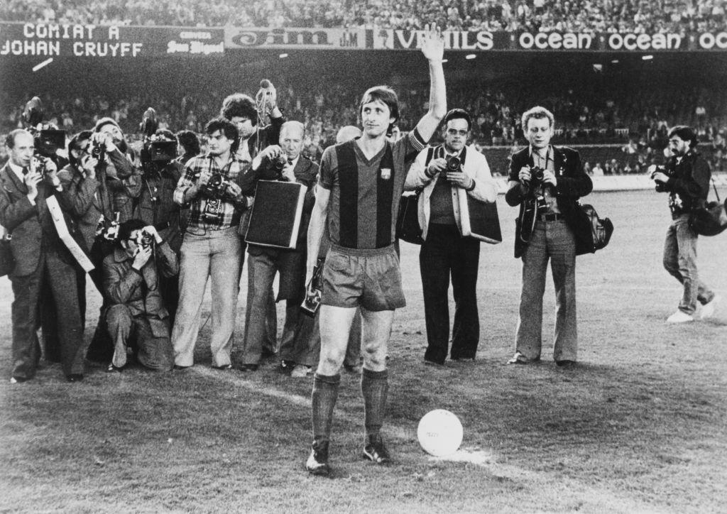 يتجمع المصورون حول مهاجم نادي برشلونة لكرة القدم، الهولندي يوهان كرويف (1947-2016)، وهو يودع الجماهير قبل مباراته الأخيرة مع برشلونة ضد ناديه السابق أياكس في 28 مايو/أيار 1978 في ملعب كامب نو لكرة القدم في برشلونة، إسبانيا.