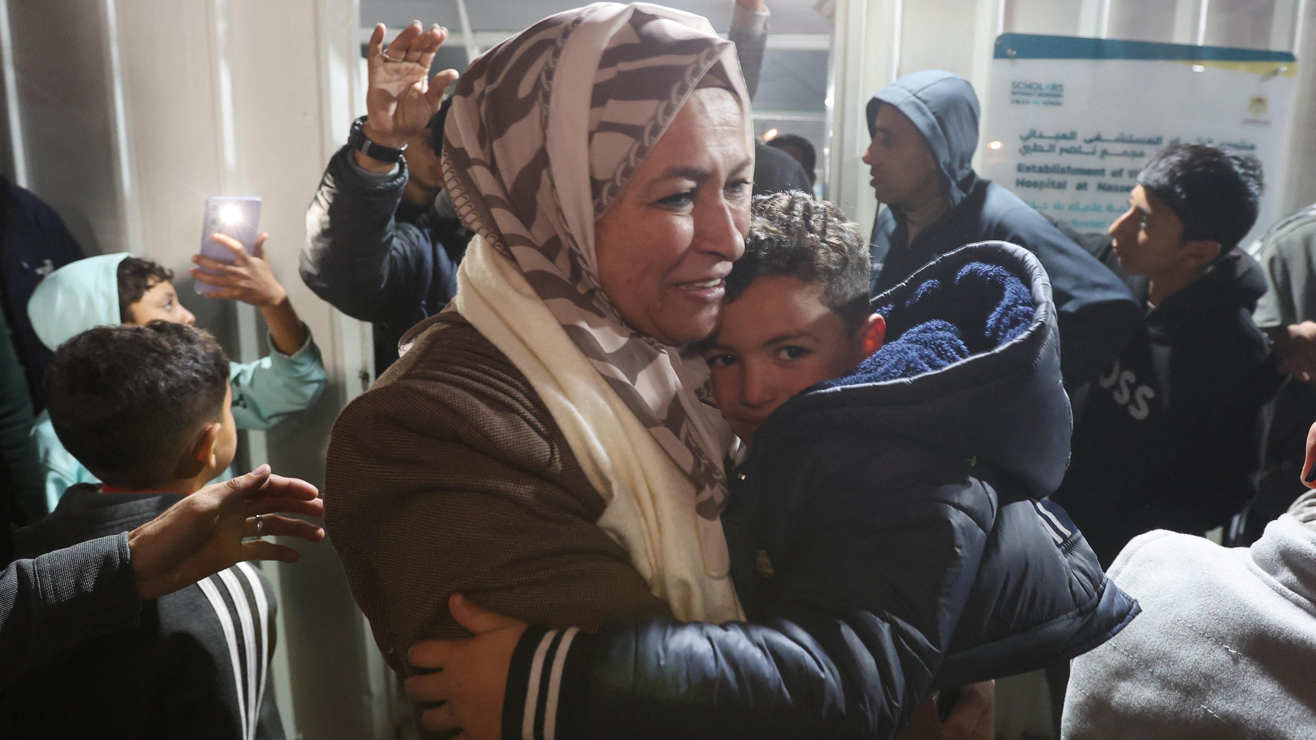 فلسطينيون قادمون من معبر رفح لمستشفى ناصر الطبي