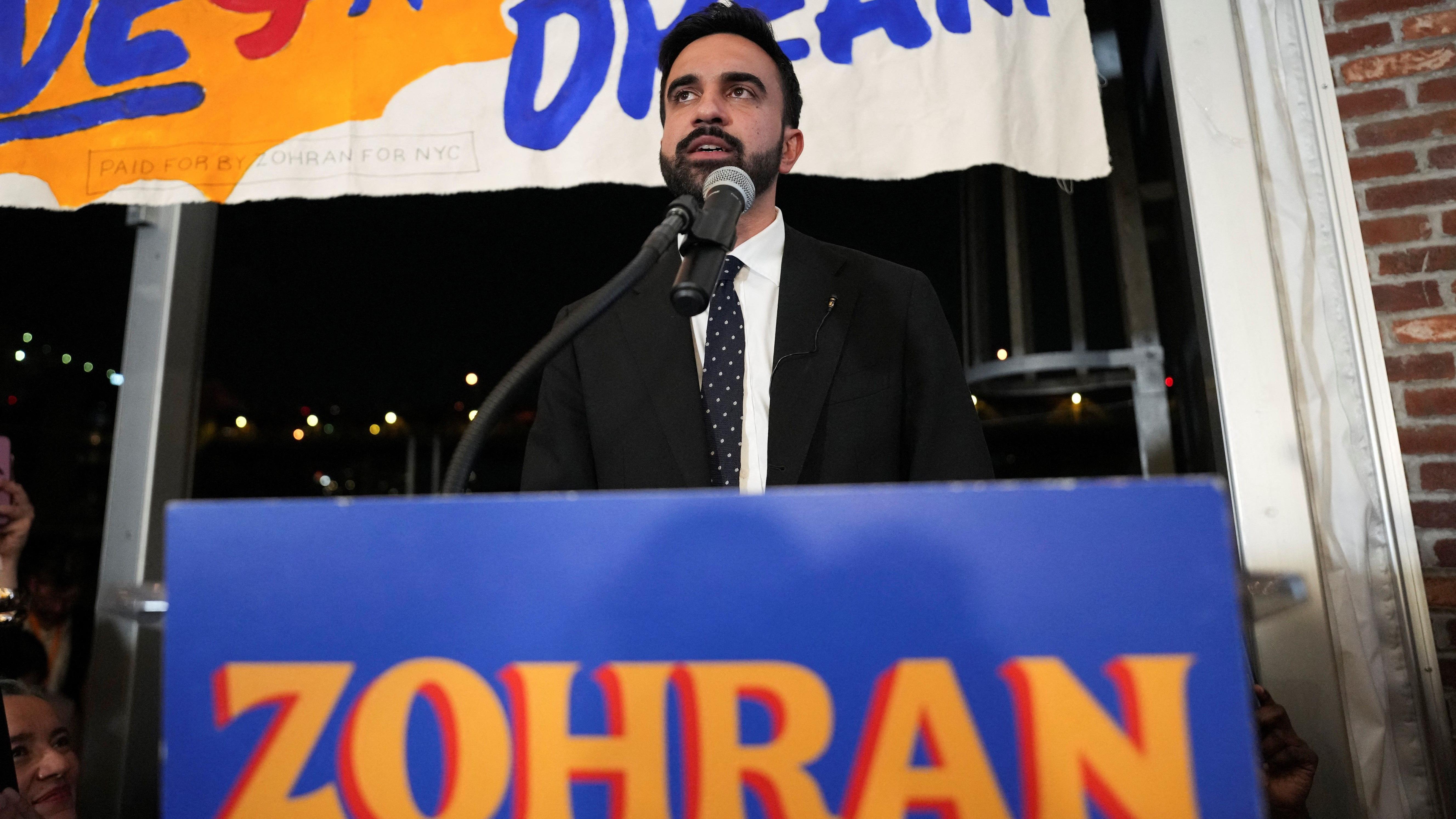 Zohran Mamdani discursa durante uma festa de observação de suas eleições primárias.