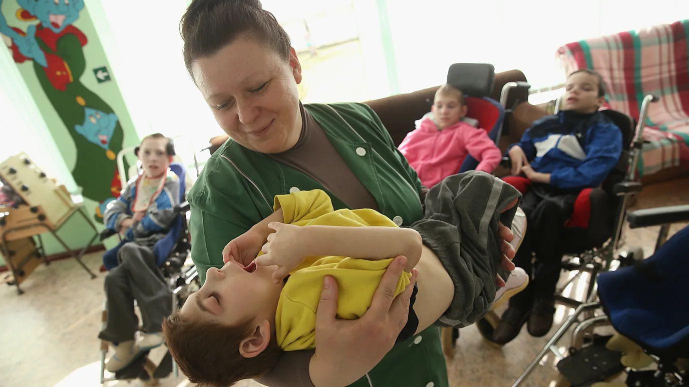 Pripisivanje efekata izloženosti zračenju iz Černobilja urođenim manama i drugim zdravstvenim problemima kod dece rođene nakon nesreće je kontroverzno