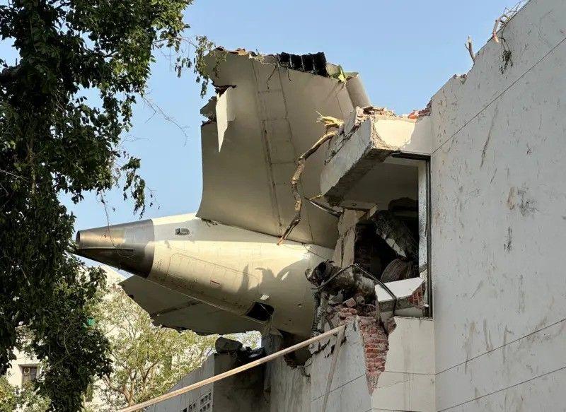 صورة لذيل طائرة فوق مبنى على إثر تحطم طائرة تابعة لطيران الهند في يونيو/حزيران 2025.