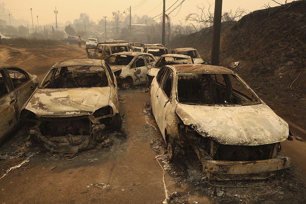 Vista de varios coches calcinados tras un incendio forestal en el municipio de Penco, Chile, el 18 de enero de 2026.