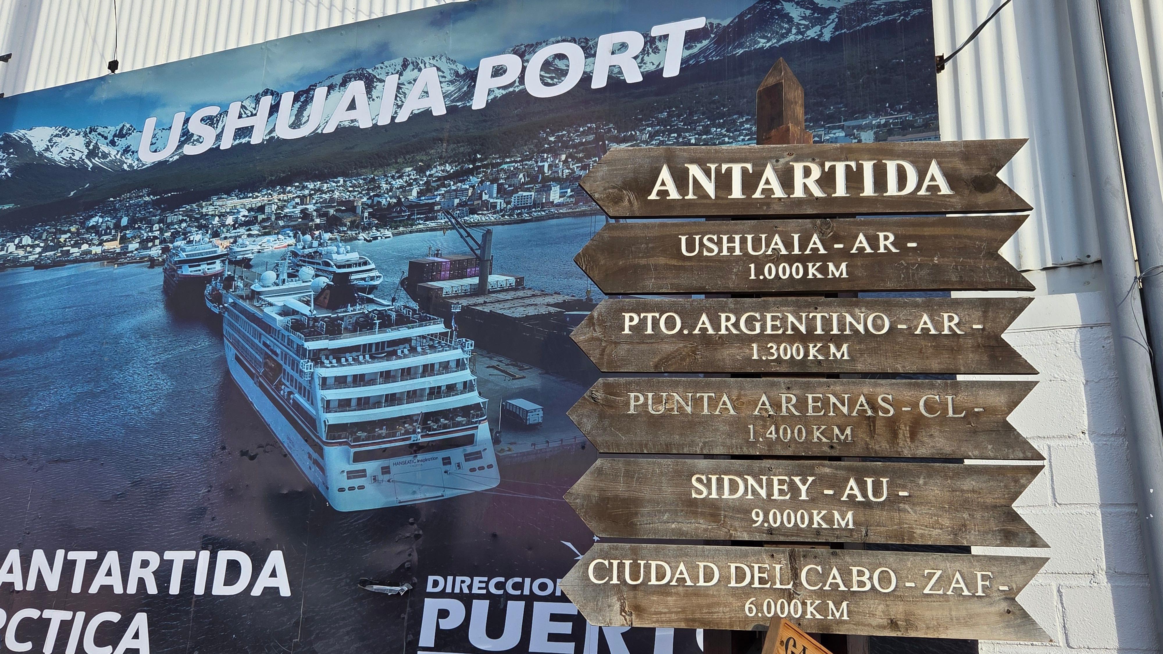 Cartel con distancias que hay entre la ciudad de Ushuaia y otros destinos en el mundo