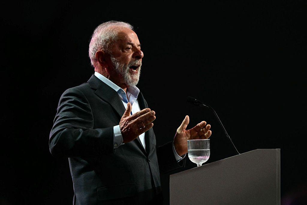 Presidente de perfil, falando em um púlpito. Há um copo de água ao lado dele. 